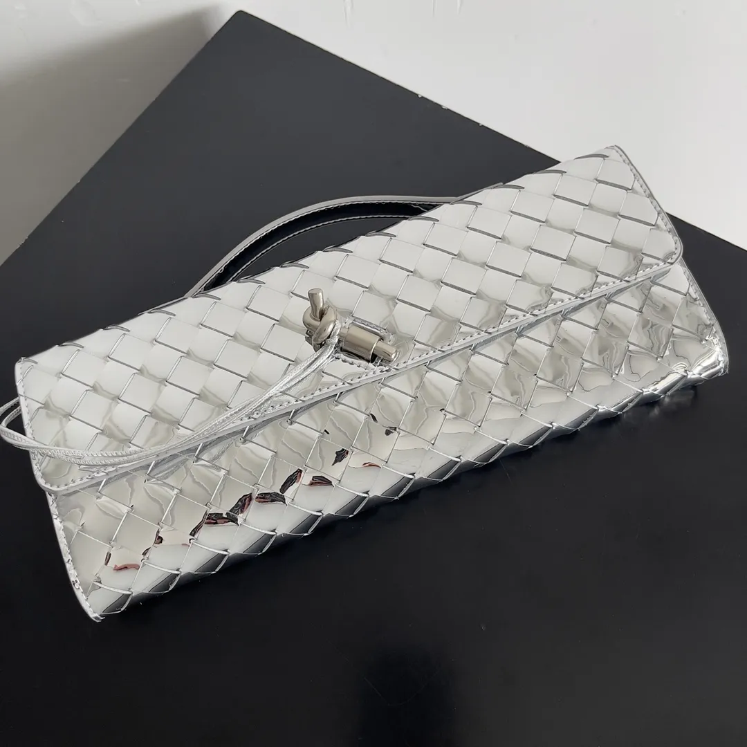 The batch of 1360 BV Andiamo evening handbags has been heavily planted again~ The designer aesthetics in the era of economic downturn are back. I fall in love with it at first sight and can't put it down. It's so beautiful and full of aura. The shape and texture are very competitive. It's light in weight and has sufficient capacity. It's a must-have for fashionistas. It's suitable for many occasions, minimalist, high-end and light luxury. Model No.: 741511 Size: 31*13*3cm